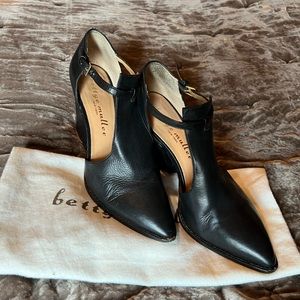 Bettye Muller T-Strap shoes size 7.5